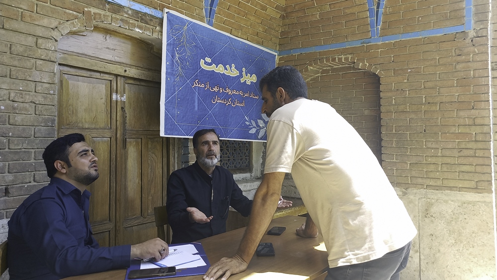 میز خدمت ستاد امر به معروف کردستان در نماز جمعه سنندج + تصاویر
